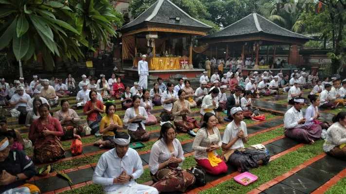 Umat Hindu Rayakan Hari Raya Galungan Di Pura Adhitya Jaya Poskota Co Id