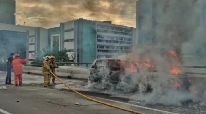 Toyota Land Cruiser Terbakar Di Jalan Tol Wiyoto Wiyono Kawasan