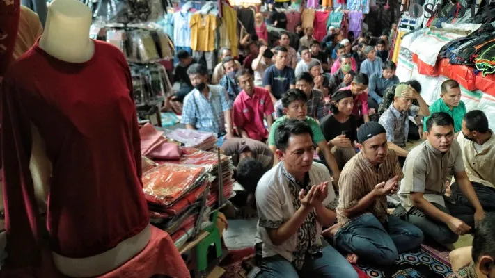 Suasana Salat Jumat Di Pasar Tanah Abang Poskota Co Id