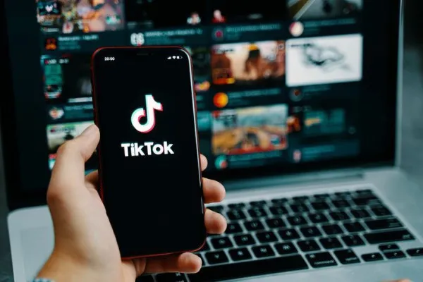 Tiktok sekarang punya fitur baru bisa untuk mengobrol dalam grup. (Pinterest)