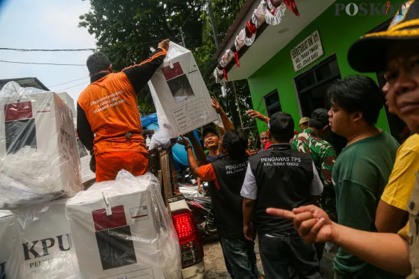 Petugas mengangkut kotak suara menuju Kantor RW yang akan di distribusikan ke Tempat Pemungutan Suara (TPS) di Pemukiman Padat Penduduk Kelurahan Tanah Tinggi, Jakarta Pusat, Selasa, 26 November 2024. (Poskota/ Ahmad Tri Hawaari).