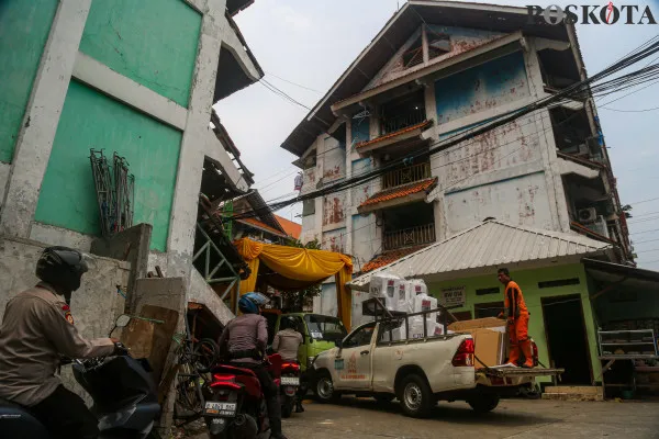 Petugas mengangkut kotak suara menuju Kantor RW yang akan di distribusikan ke Tempat Pemungutan Suara (TPS) di Pemukiman Padat Penduduk Kelurahan Tanah Tinggi, Jakarta Pusat, Selasa, 26 November 2024. (Poskota/ Ahmad Tri Hawaari).