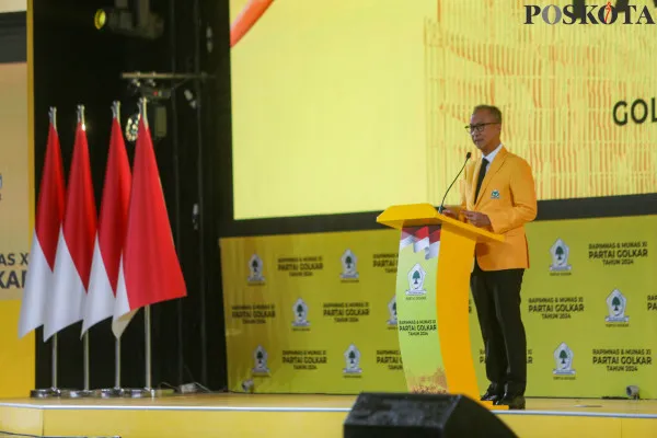 Plt Ketua Umum Partai Golkar, Agus Gumiwang Kartasasmita saat membuka Rapimnas Partai Golkar di Jakarta Convention Center, Senayan, Jakarta Pusat, Selasa, 20 Agustus 2024. (Poskota/Ahmad Tri Hawaari)