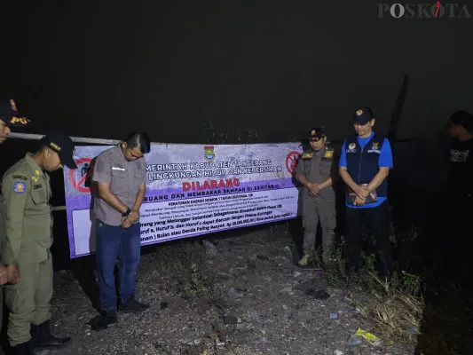 DLHK bersama Satpol PP Kabupaten Tangerang melakukan pemasangan spanduk di lokasi TPS ilegal. (Foto/Veronica)