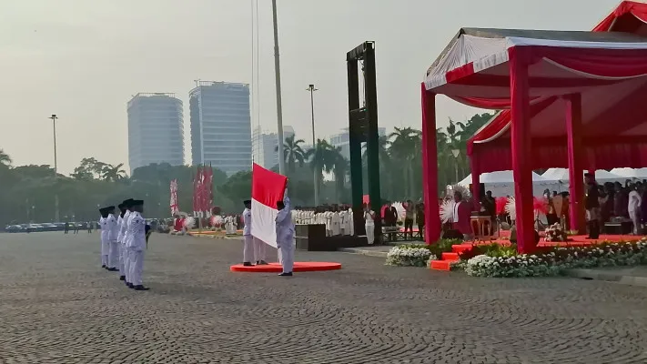 Paskibraka mengibarkan bendera merah putih depan pimpinan inspektur upacara perayaan Dirgahayu ke 79 di Monas. (Poskota/Angga)