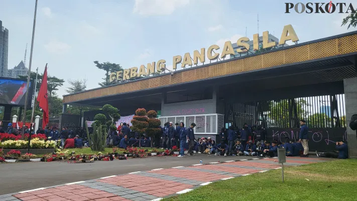 Ratusan mahasiswa Trisaksi geruduk Gedung Pancasila DPR/MPR RI, Senayan, Jakarta Pusat. (Poskota/Pandi)