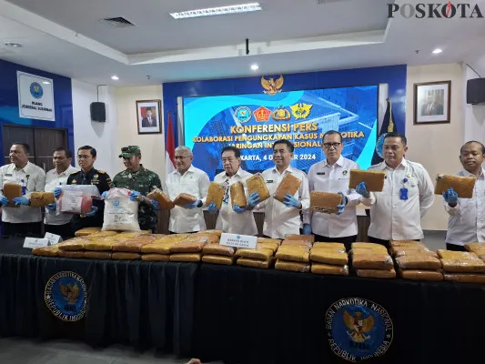 Sebanyak sembilan orang pengedar narkotika dan kurir ganja, sabu, dan heroin jaringan internasional Asia Tenggara dengan barang bukti narkotika berhasil ditangkap. (Poskota/Angga)