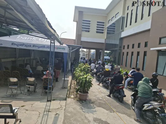 Warga Depok antre di Kantor Samsat Depok dalam program pemutihan. (Poskota/Angga)