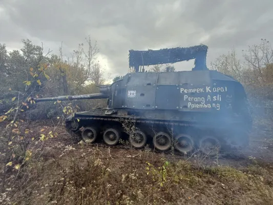 Viral sebuah tulisan kuliner khas Palembang yakni Pempek terpampang ditulis pada tank howitzer milik tentara Russia. (Capture @ZShakerCentral milik GrishaPutin)