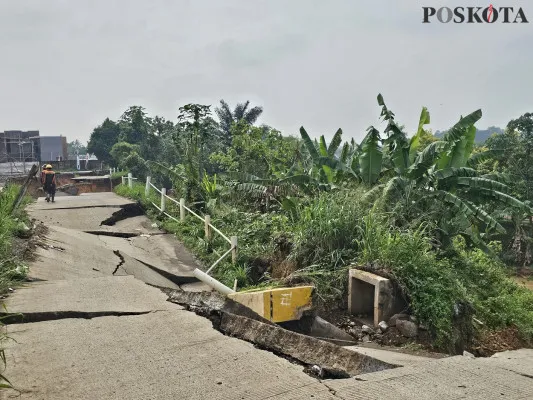 Lokasi longsor di Jalan Raya Karang Tengah, Desa Karang Tengah, Kecamatan Pagedangan, Kabupaten Tangerang, Rabu, 6 November 2024. (Poskota/Veronica)