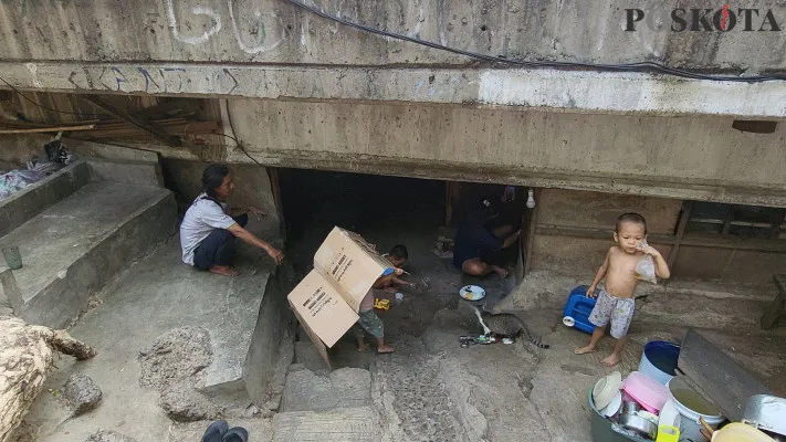 Sejumlah anak yang tinggal di bawah kolong Jembatan Angke, Tambora, Jakarta Barat tengah bermain. (Poskota/Pandi)