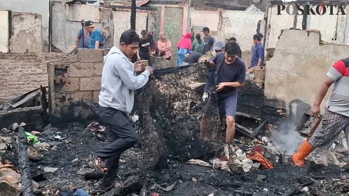 Warga Jalan Assofa 1, RT 01/RW 01, Kelurahan, Sukabumi Utara, Kebon Jeruk, Jakarta Barat, mengais sisa barang yang terbakar, Senin, 18 November 2024. (Poskota/Angga)