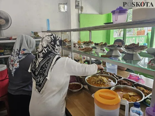 Pemilik warteg di Desa Sodong, Kecamatan Tigaraksa, Kabupaten Tangerang menyebut anggaran Rp10 ribu tak masuk makan bergizi gratis. (Poskota/Veronica)