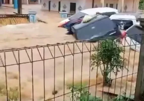 Banjir bandung di Sukabumi sebabkan hanyutnya beberapa mobil akibat luapan sungai, Cikaso yang meluap di Kampung Parungseah, Desa Curugluhur, Sagaranten, Kabupaten Sukabumi, Jawa Barat, Rabu 4 Desember 2024. (Instagram warga @yoeni_achyar)