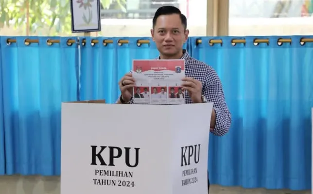 Ketua Umum DPP Partai Demokrat Agus Harimurti Yudhoyono (AHY) menyalurkan hak suaranya di TPS 28, Cipete Utara, Jakarta Selatan, Rabu pagi 27 November 2024. (Instagram AHY)