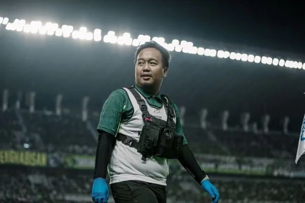 Ahmad Ridhoi, Tim dokter Persebaya yang bantu selamatkan nyawa pemain Persib Tyronne Del Pino. (Instagram/@dr.ahmadridhoi)