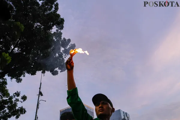 Sejumlah mahasiswa yang tergabung dalam Badan Eksekutif Mahasiswa Seluruh Indonesia (BEM SI) saat menggelar aksi unjuk rasa di kawasan Patung Kuda Arjuna Wijaya, Medan Merdeka Barat, Jakarta Pusat, Jumat, 27 Desember 2024. (Poskota/ Ahmad Tri Hawaari)