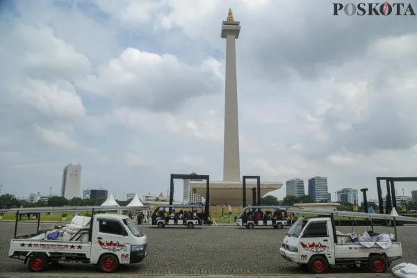 Aktivitas pekerja saat menyelesaikan pembangunan panggung hiburan rakyat di beberapa titik yang disaksikan oleh sejumlah pengunjung di kawasan Monumen Nasional (Monas) di Jakarta, Minggu, 29 Desember 2024. ( Poskota/ Ahmad Tri Hawaari)