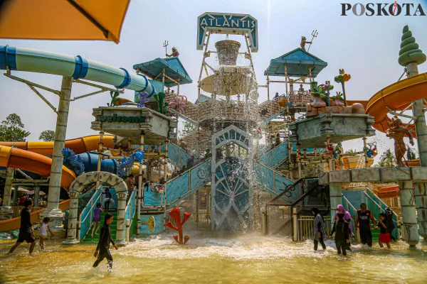 Foto udara dan para pengunjung saat menikmati sejumlah wahana air 'Atlantis' di destinasi liburan keluarga Ancol Taman Impian, Jakarta Utara, Minggu, 29 Desember 2024. (Poskota/ Ahmad Tri Hawaari)