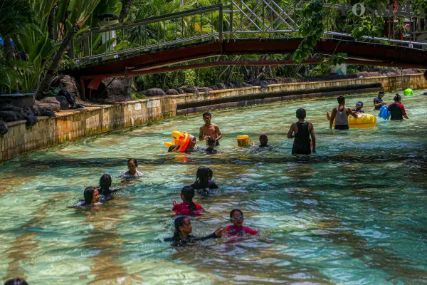 Foto udara dan para pengunjung saat menikmati sejumlah wahana air 'Atlantis' di destinasi liburan keluarga Ancol Taman Impian, Jakarta Utara, Minggu, 29 Desember 2024. (Poskota/ Ahmad Tri Hawaari)