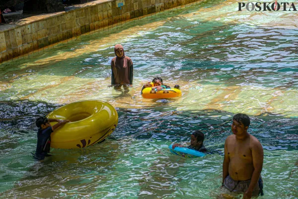 Foto udara dan para pengunjung saat menikmati sejumlah wahana air 'Atlantis' di destinasi liburan keluarga Ancol Taman Impian, Jakarta Utara, Minggu, 29 Desember 2024. (Poskota/ Ahmad Tri Hawaari)