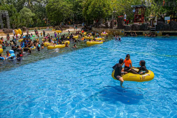 Foto udara dan para pengunjung saat menikmati sejumlah wahana air 'Atlantis' di destinasi liburan keluarga Ancol Taman Impian, Jakarta Utara, Minggu, 29 Desember 2024. (Poskota/ Ahmad Tri Hawaari)