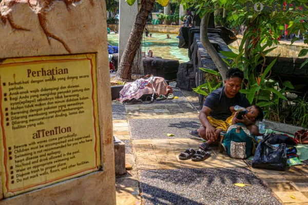 Foto udara dan para pengunjung saat menikmati sejumlah wahana air 'Atlantis' di destinasi liburan keluarga Ancol Taman Impian, Jakarta Utara, Minggu, 29 Desember 2024. (Poskota/ Ahmad Tri Hawaari)