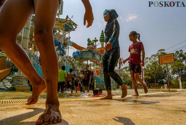 Foto udara dan para pengunjung saat menikmati sejumlah wahana air 'Atlantis' di destinasi liburan keluarga Ancol Taman Impian, Jakarta Utara, Minggu, 29 Desember 2024. (Poskota/ Ahmad Tri Hawaari)