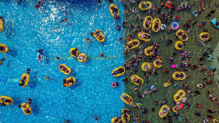 Foto udara dan para pengunjung saat menikmati sejumlah wahana air 'Atlantis' di destinasi liburan keluarga Ancol Taman Impian, Jakarta Utara, Minggu, 29 Desember 2024. (Poskota/ Ahmad Tri Hawaari)