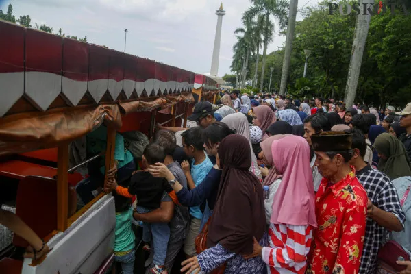 Sejumlah pengunjung saat berlibur memadati kawasan Monumen Nasional, Gambir, Jakarta Pusat, Minggu, 29 Desember 2024. (Poskota/ Ahmad Tri Hawaari)