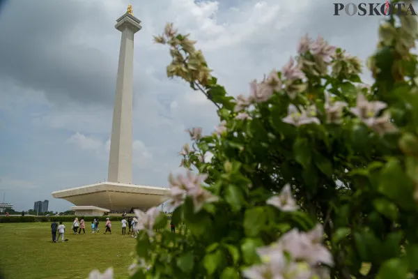 Sejumlah pengunjung saat berlibur memadati kawasan Monumen Nasional, Gambir, Jakarta Pusat, Minggu, 29 Desember 2024. (Poskota/ Ahmad Tri Hawaari)