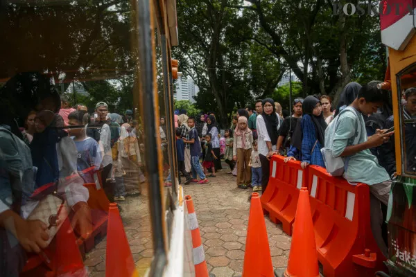 Sejumlah pengunjung saat berlibur memadati kawasan Monumen Nasional, Gambir, Jakarta Pusat, Minggu, 29 Desember 2024. (Poskota/ Ahmad Tri Hawaari)