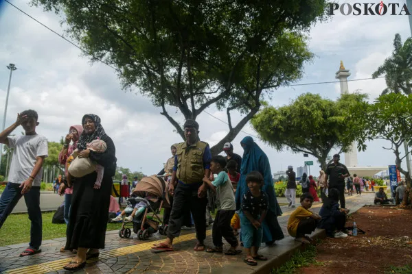 Sejumlah pengunjung saat berlibur memadati kawasan Monumen Nasional, Gambir, Jakarta Pusat, Minggu, 29 Desember 2024. (Poskota/ Ahmad Tri Hawaari)