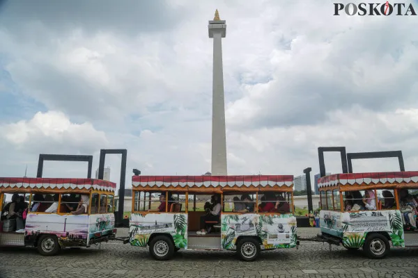 Sejumlah pengunjung saat berlibur memadati kawasan Monumen Nasional, Gambir, Jakarta Pusat, Minggu, 29 Desember 2024. (Poskota/ Ahmad Tri Hawaari)