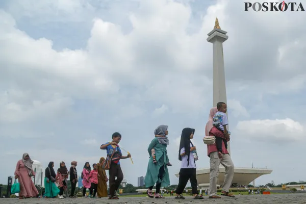 Sejumlah pengunjung saat berlibur memadati kawasan Monumen Nasional, Gambir, Jakarta Pusat, Minggu, 29 Desember 2024. (Poskota/ Ahmad Tri Hawaari)