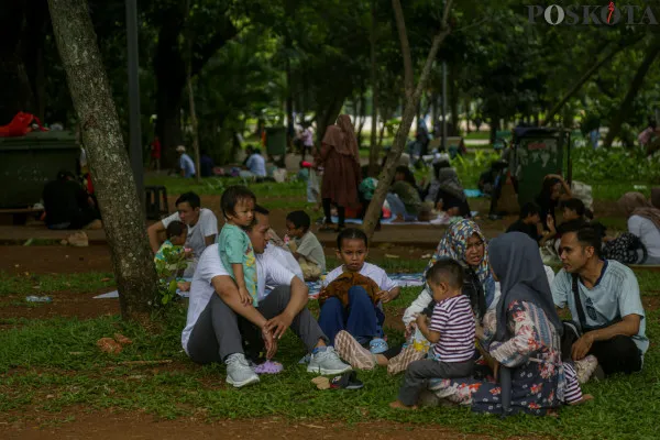 Sejumlah pengunjung saat berlibur memadati kawasan Monumen Nasional, Gambir, Jakarta Pusat, Minggu, 29 Desember 2024. (Poskota/ Ahmad Tri Hawaari)