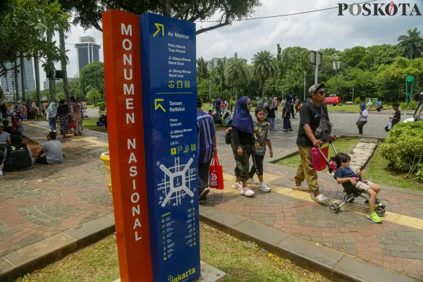 Sejumlah pengunjung saat berlibur memadati kawasan Monumen Nasional, Gambir, Jakarta Pusat, Minggu, 29 Desember 2024. (Poskota/ Ahmad Tri Hawaari)