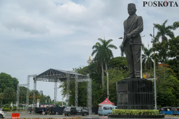 Aktivitas pekerja saat menyelesaikan pembangunan panggung hiburan rakyat di beberapa titik yang disaksikan oleh sejumlah pengunjung di kawasan Monumen Nasional (Monas) di Jakarta, Minggu, 29 Desember 2024. ( Poskota/ Ahmad Tri Hawaari)