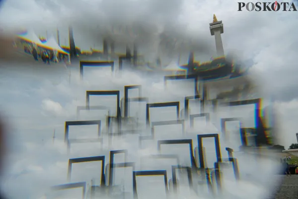 Aktivitas pekerja saat menyelesaikan pembangunan panggung hiburan rakyat di beberapa titik yang disaksikan oleh sejumlah pengunjung di kawasan Monumen Nasional (Monas) di Jakarta, Minggu, 29 Desember 2024. ( Poskota/ Ahmad Tri Hawaari)