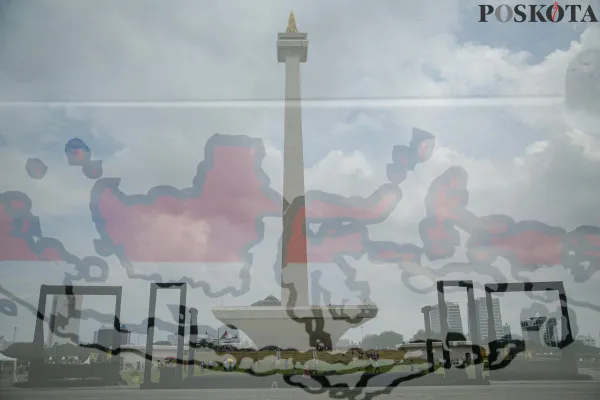 Aktivitas pekerja saat menyelesaikan pembangunan panggung hiburan rakyat di beberapa titik yang disaksikan oleh sejumlah pengunjung di kawasan Monumen Nasional (Monas) di Jakarta, Minggu, 29 Desember 2024. ( Poskota/ Ahmad Tri Hawaari)