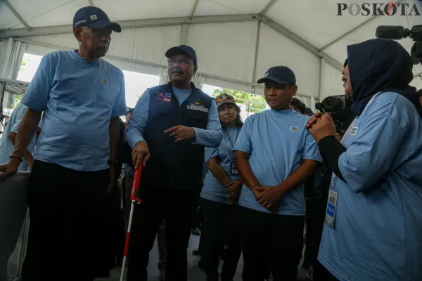 Menteri Sosial, Saifullah Yusuf (berjaket rompi), dan Wakil Menteri Sosial, Agus Jabo Priyono, berdialog dengan peserta UMKM penyandang disabilitas saat peringatan Hari Disabilitas Internasional 2024 di Taman Ismail Marzuki, Menteng, Jakarta Pusat, Minggu, 1 Desember 2024.