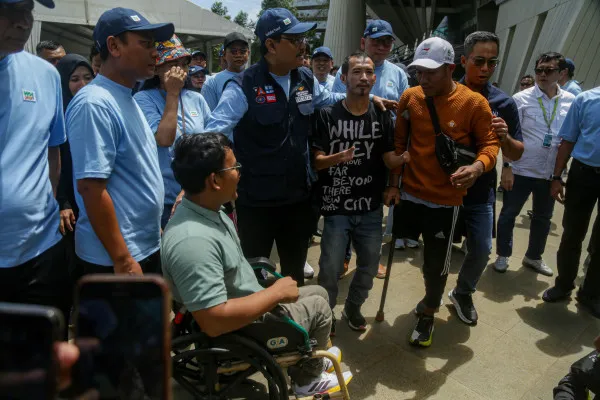 Menteri Sosial, Saifullah Yusuf (berjaket rompi), dan Wakil Menteri Sosial, Agus Jabo Priyono, berdialog dengan peserta UMKM penyandang disabilitas saat peringatan Hari Disabilitas Internasional 2024 di Taman Ismail Marzuki, Menteng, Jakarta Pusat, Minggu, 1 Desember 2024.