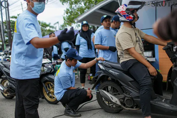 Petugas menguji emisi kendaraan di Jalan Perintis Kemerdekaan, Kelapa Gading, Jakarta Utara, Selasa, 3 Desember 2024. (Poskota/Ahmad Tri Hawaari)