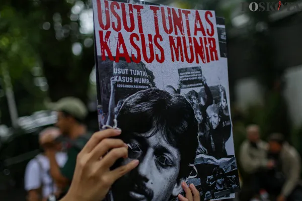 Massa dari berbagai golongan dan instansi saat melakukan aksi Karnaval HAM di depan Gedung Komnas HAM, Latuharhary, Menteng, Jakarta Pusat, Selasa, 10 Desember 2024. (Poskota/Ahmad Tri Hawaari)