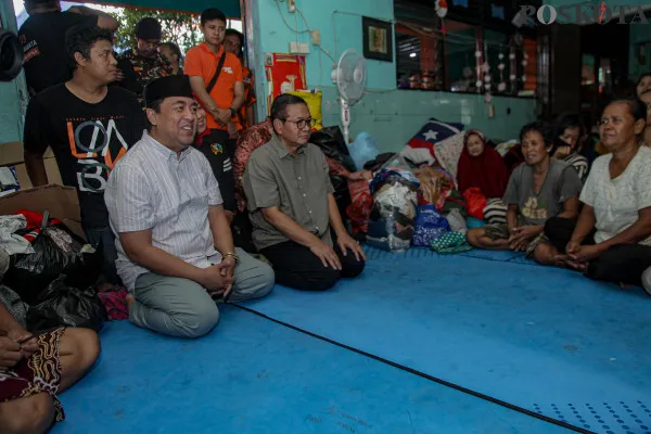 Calon Gubernur DKI Jakarta Pramono Anung (kiri) meninjau lokasi kebakaran di permukiman padat penduduk di Kebon Kosong, Kemayoran, Jakarta Pusat, Kamis, 12 Desember 2024. (Poskota/ Ahmad Tri Hawaari)