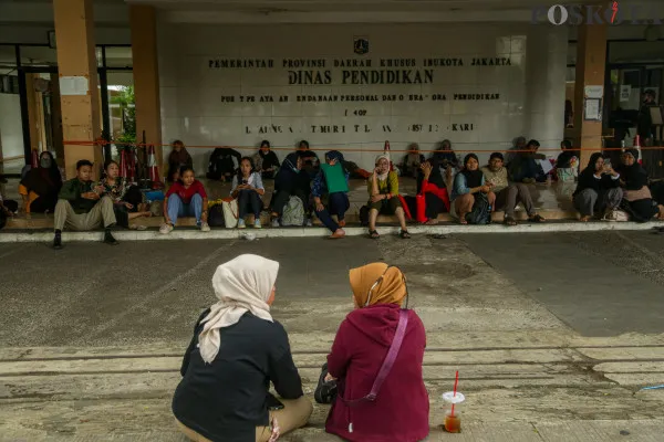 Sejumlah orang tua peserta didik saat menunggu antrean pengaduan terkait pembatalan KJP Plus di Kantor Dinas Pendidikan Unit Pelayanan Pendanaan Personal dan Operasional Pendidikan, Rawa Bunga, Jatinegara Timur, Jakarta Timur, Jumat, 13 Desember 2024. (Poskota/ Ahmad Tri Hawaari)