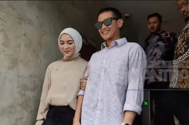 Rezky Aditya hadiri gelar perkara atas kasus dugaan penelantaran anak laporan Wenny Ariani.(Tangkap Layar YouTube/Mantra Room)