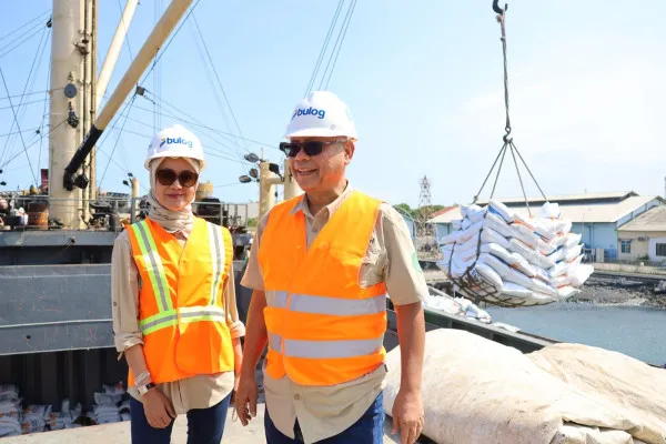 Direksi Bulog saat pantau pembongkaran beras di Pelabuhan Tanjung Wangi, Banyuwangi, Jawa Timur. (Dok. Bulog)