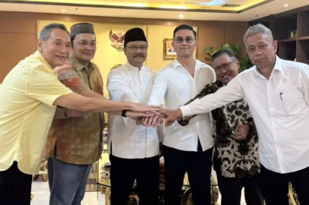 Momen Farhat Abbas dan Denny Sumargo sepakat untuk berdamai di mediator oleh Mensos, Saifullah Yusuf atau gus Ipul.(Instagram/@farhatabbasofficial)