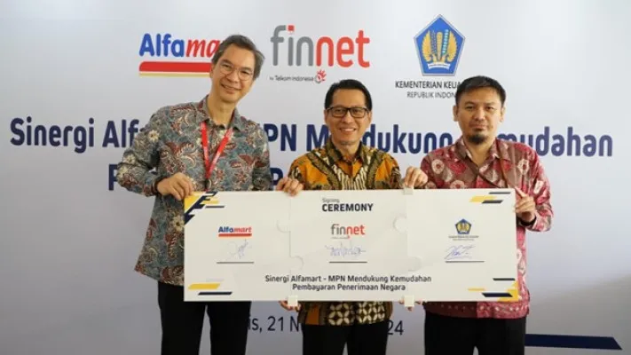 Direktur Marketing Alfamart Ryan Alfons Kaloh  (kiri), Direktur Enterprise Business Finnet Aziz Sidqi (tengah), dan Kepala Seksi Pengelolaan Rekening Penerimaan, Direktorat Pengelolaan Kas Negara, Hatta Hasanudin (kanan) dalam acara launching layanan pembayaran MPN yang berlangsung di toko Alfamart Drive Thru Alam Sutera pada Kamis, 21 November 2024. (Dok. Finnet)